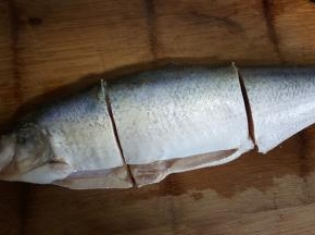 3.把鱼分成三段，我的鱼比较长，如果短的话分成两段就可以。