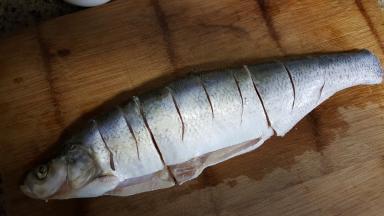 4.每一段鱼，切斜刀花，这样便于更好的入味。