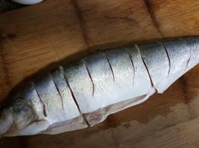 4.每一段鱼，切斜刀花，这样便于更好的入味。