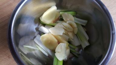 5.葱姜蒜切好后，放在一个容器中。