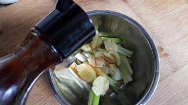 6.倒入适量的米醋。