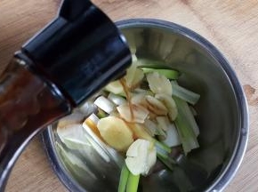 6.倒入适量的米醋。