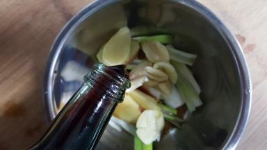 7.再加入适量的生抽，生抽和米醋的比例大概在3:1。