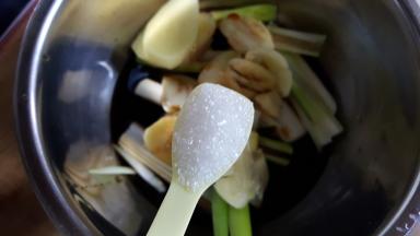 8.加入白砂糖。