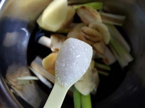 8.加入白砂糖。