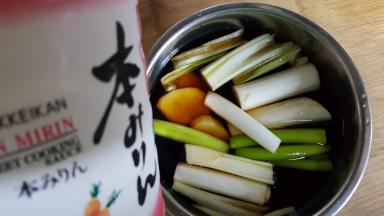 10.加入味淋，大约在5到10克，再加入适量的水调成汁，备用。