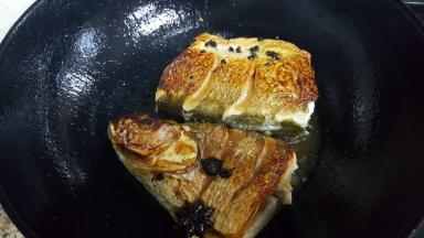 13.与两边都煎成金黄色，可以煎得稍老一些，这样炖出来的红烧一会更香。