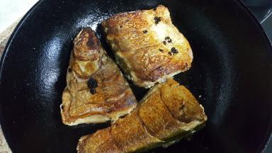 15.铁锅中剩余的油再次烧热，将鱼段码放整齐。