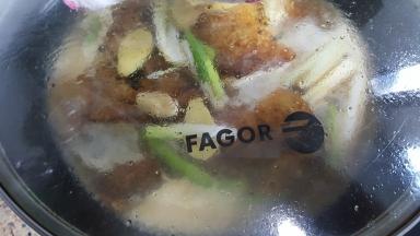 16.油锅烧热后，迅速地将所调好的汁，倒在鱼锅中，并且盖上锅盖让其沸腾。