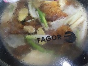 16.油锅烧热后，迅速地将所调好的汁，倒在鱼锅中，并且盖上锅盖让其沸腾。