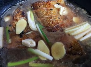 17.添入足够多的水，刚好没过鱼即可。（中途切记不要添水）