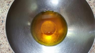 2．转化糖浆中加入胡麻籽油和枧水混合均匀。