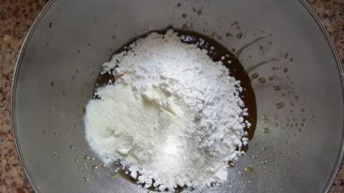 3．放入中筋面粉和奶粉，拌匀后室温醒发2-3小时。