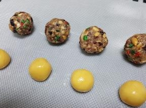 4．本配方制作75克的月饼，饼皮23克，馅料52克，将饼皮和馅料分好滚圆备用。