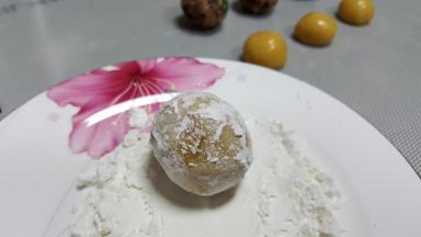 8．放在玉米淀粉中滚一圈，防粘。