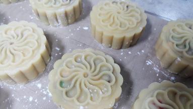 10．可将月饼直接压在铺有油布的烤盘中。