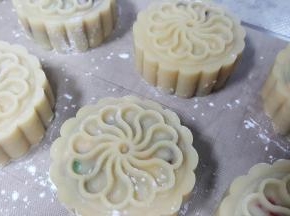 10．可将月饼直接压在铺有油布的烤盘中。
