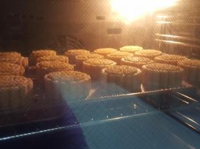 11．在月饼生胚上，喷少量的水，放入已经预热好的烤箱中上下火180度，烤7分钟取出后，表面刷薄薄的一层蛋黄水，继续放入烤箱中，上下火180度，烤13分钟。