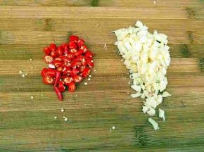 小米辣，蒜子切未。