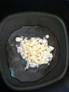 热锅凉油，下蒜未小火煸至金黄。