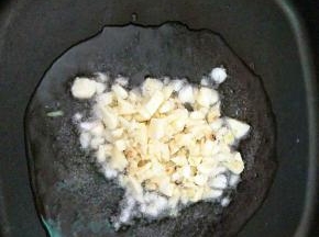 热锅凉油，下蒜未小火煸至金黄。