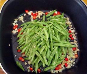 下四季豆大火翻炒熟。