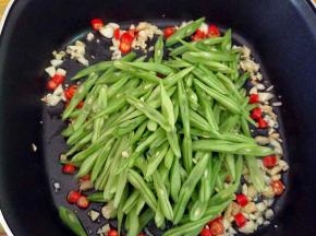 下四季豆大火翻炒熟。