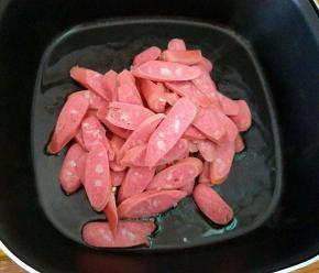 热锅凉油，下热狗。