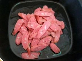 热锅凉油，下热狗。