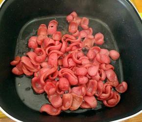 中火炒至微黄卷起。