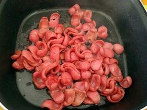 中火炒至微黄卷起。