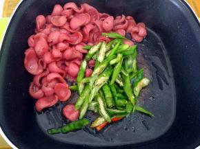 推致一边，下青椒炒匀。