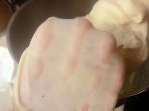 把做好的波兰种放入厨师机里，再把主面团除黄油以外的全部材料一起放入厨师机里，揉到面团光滑放入软化好的黄油继续揉，揉出手膜。把揉好的面团盖保鲜膜进行一发（温度不要超过28度）大概40分钟左右（冬天时间会长一点）

