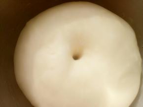 面团发至2倍大，手指粘面粉在面团中间戳个洞，不回缩不塌陷证明已经发酵好了。