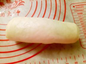 两个面团依次用擀面杖擀成牛舌形后卷起来，盖保鲜膜松驰15分钟。