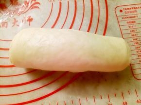 两个面团依次用擀面杖擀成牛舌形后卷起来，盖保鲜膜松驰15分钟。