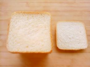 取一个吐司，用刀切去一个面。