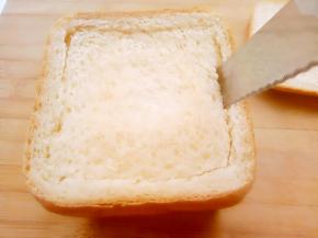 如图挖掉里面的面包。