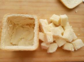 把挖出来的面包切成小块备用。