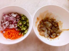 黄瓜，胡萝卜，圆葱切小丁备用。鲜虾全部去皮用大喜大烤肉酱腌一会（6只切成小段，留两只做装饰）
