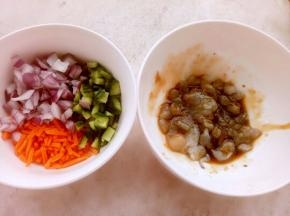 黄瓜，胡萝卜，圆葱切小丁备用。鲜虾全部去皮用大喜大烤肉酱腌一会（6只切成小段，留两只做装饰）
