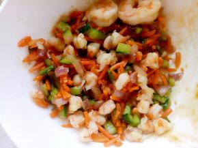 锅热放油把黄瓜，胡萝卜，圆葱，鲜虾放入锅中翻炒，炒好出锅备用（记得把两只整虾挑出来）。
