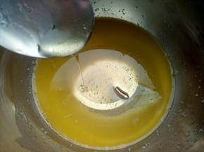 25克黄油加热至溶化稍微放凉，加入25克蜂蜜搅拌均匀备用。