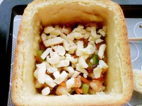 把炒好的蔬菜虾铺上一层，再撒上一层马苏里拉。