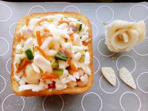 重复之前的操作，放一层吐司块刷一层黄油蜂蜜液，铺一层炒好的蔬菜虾，撒一层马苏里拉和切碎的芝士片（这里我用吐司片做了小花和叶子刷上黄油蜂蜜液一同进烤箱烘烤做为装饰，可以省略）。烤箱200度预热10分钟放入中下层烤10分钟左右，鲜虾厚多士就做好了。