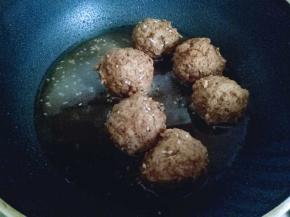 锅中加入水，把肉丸放入锅中。(肉丸我买的半成品)