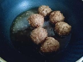 锅中加入水，把肉丸放入锅中。(肉丸我买的半成品)