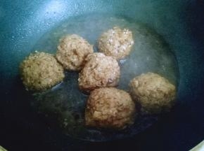 大火烧开，按个人口味调味。(加入生抽调味，老抽调色)盐依个人口味。将肉丸烧熟即可。