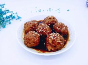 装盘撒上熟白芝麻。