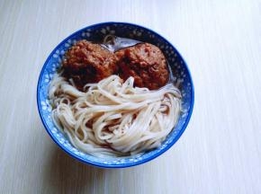 把煮熟的面夹在碗里，加入煮面的汤，夹两个肉丸放入碗里。再加上我两勺红烧肉丸的汤。